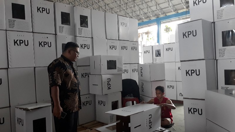 KPU Rakit Kotak Suara