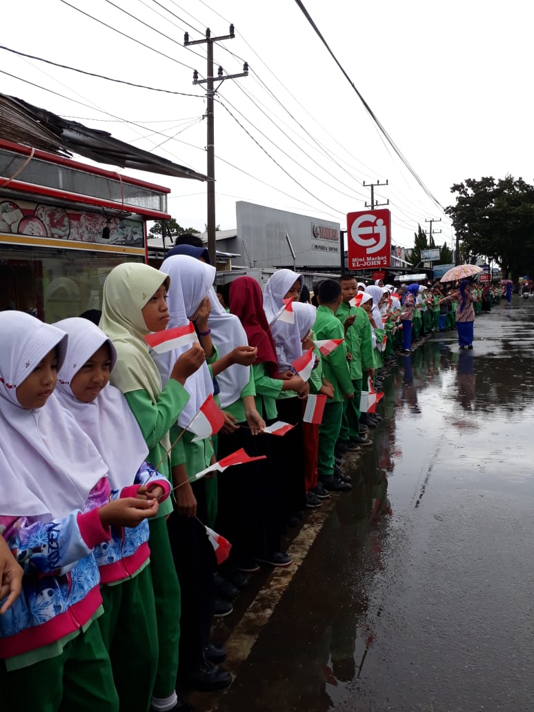 Pelajar Sambut Kedatangan Presiden di Bengkulu