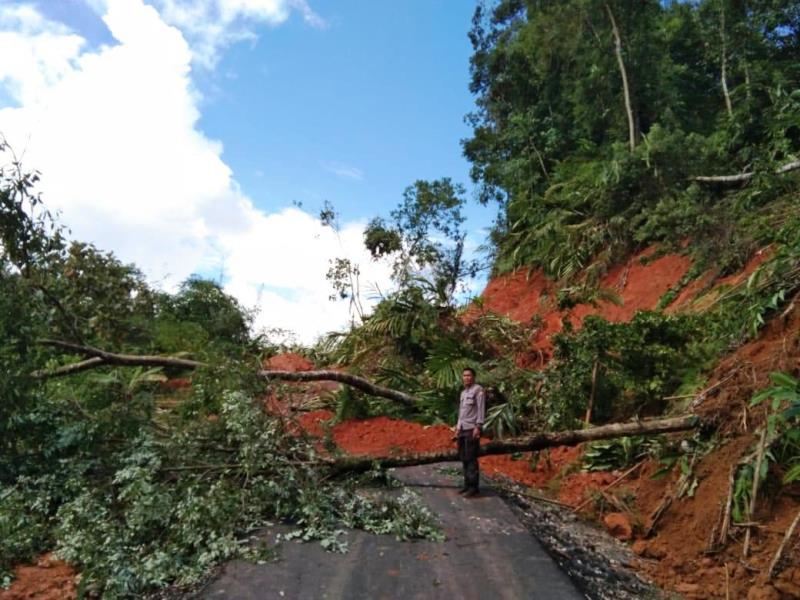 Jalan Uram Jaya-Lebong Sakti Tertutup Longsor