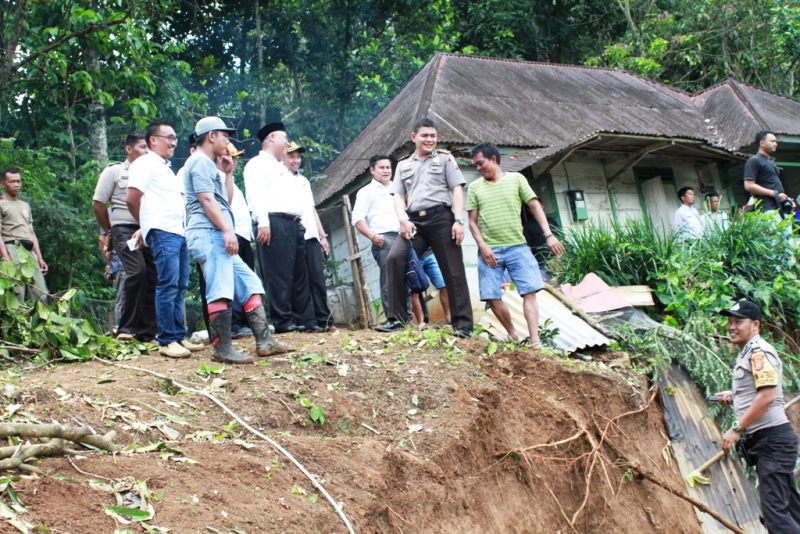 Tebing Longsor, 8 Rumah Terancam