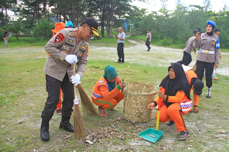 Kapolda Bersih-bersih Pantai