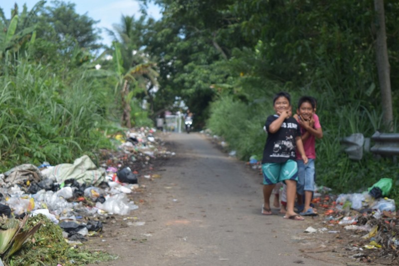 Fasilitas Minim, Sampah Menumpuk