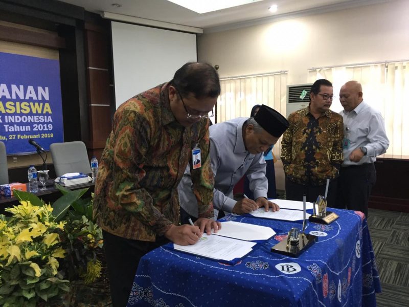 BI Serahkan Beasiswa UNIB dan IAIN Bengkulu