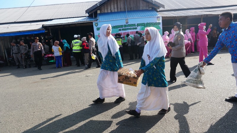 Gotong Royong Bersihkan Pasar Ampera