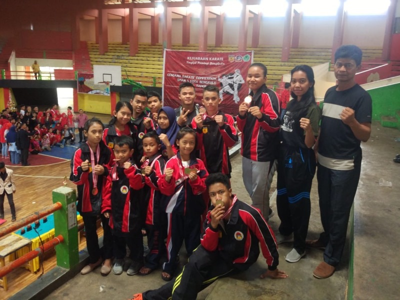 Dua Atlet Karate Sabet Piala