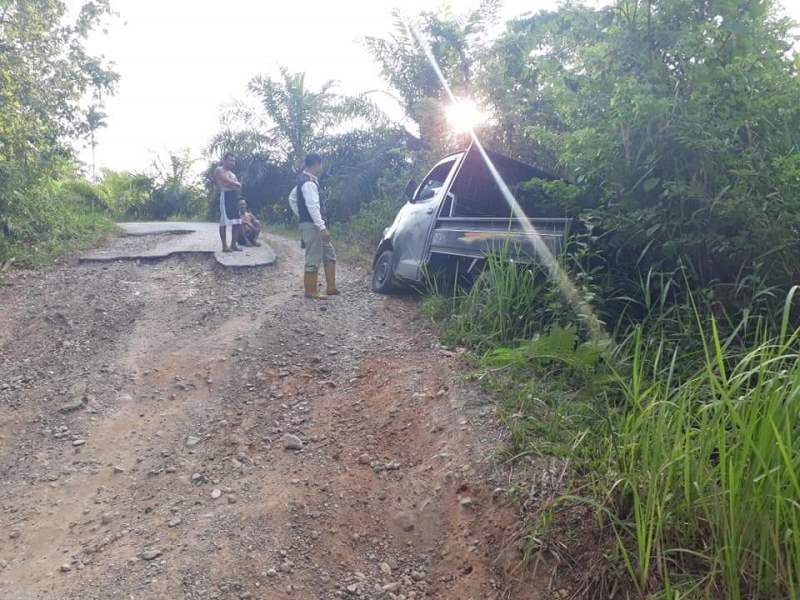 Jalan Rusak Ancam Nyawa Warga