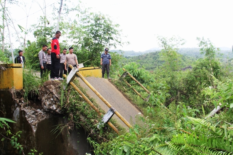 Jembatan Ambruk,  Motor Terjun Bebas