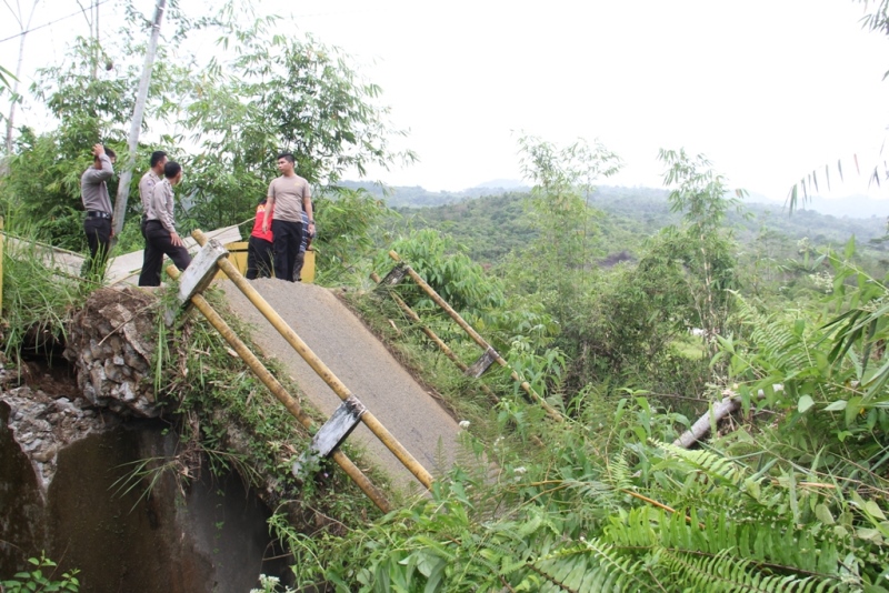 Butuh Rp 1 M untuk, Bangun Jembatan Ambruk