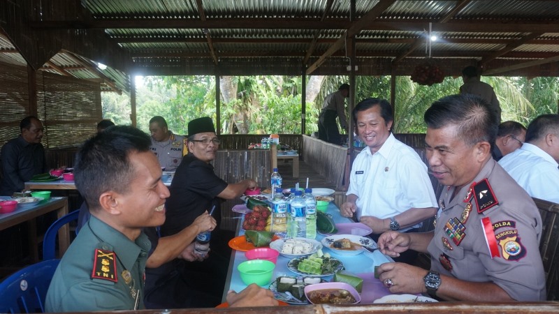 Kapolda Cicipi Masakan Khas Bengkulu Selatan