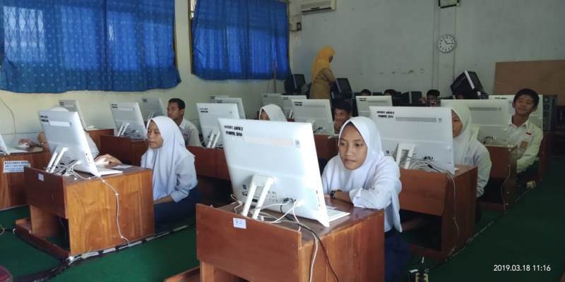 Siswa SMPN 2 Simulasi UNBK Lesehan