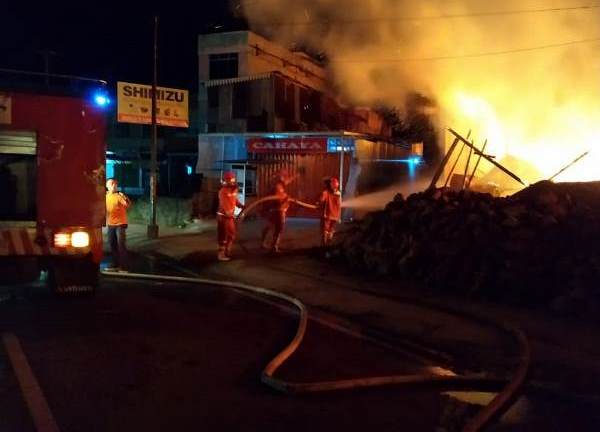 Depot Kayu Terbakar, Kerugian Rp 1 Miliar