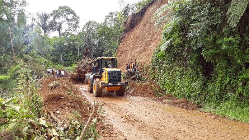 Jalan Provinsi  Lumpuh 20 Jam