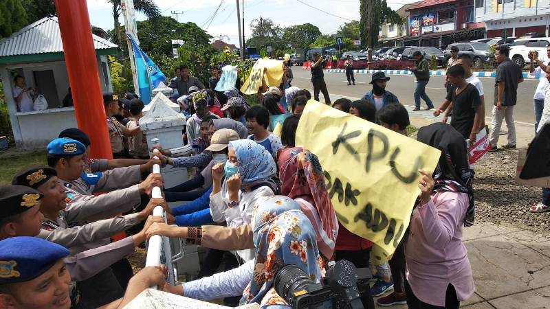 Ratusan Massa Demo KPU Provinsi Bengkulu