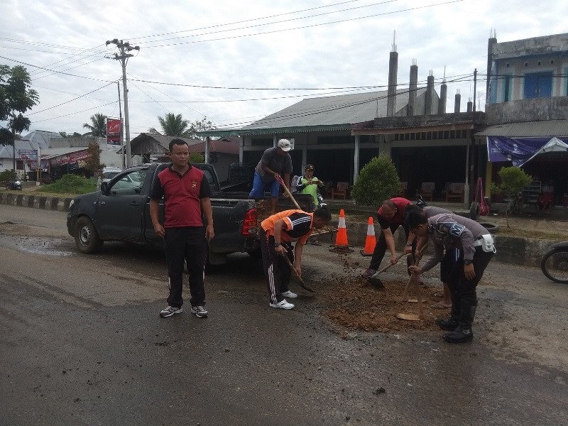 Antisipasi Laka, Polantas Tambal Lubang