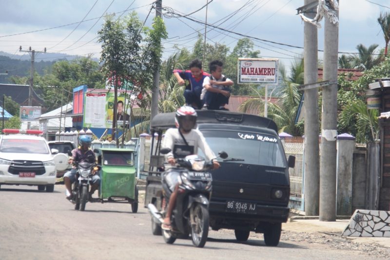 Penumpang Angdes, di Atap Mobil Dilarang