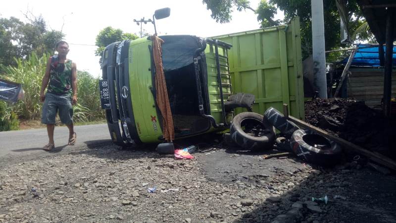 Masuk Kota, Truk Batu Bara Terbalik