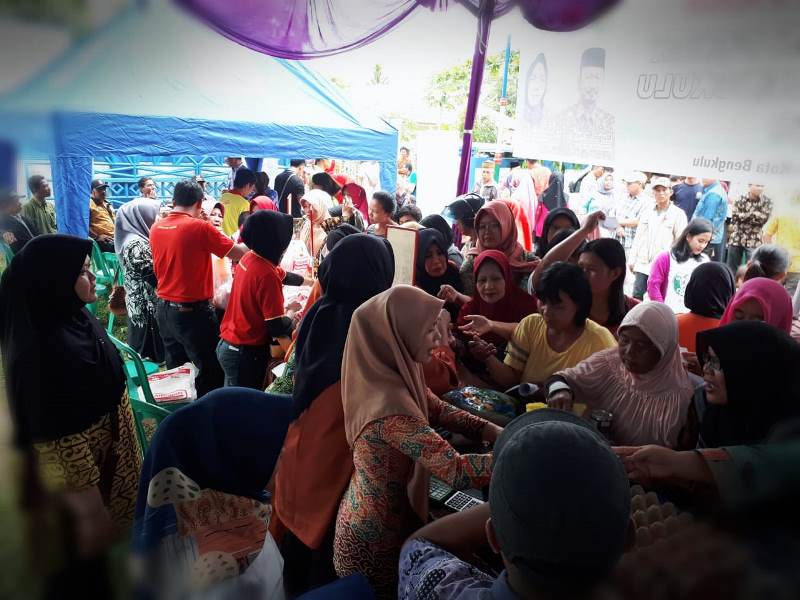 Warga Serbu Bazar Murah