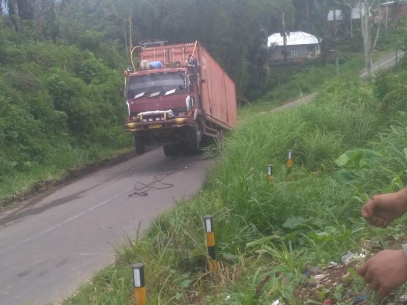 Diduga Kelebihan Muatan, Bagian Depan Truk Terangkat