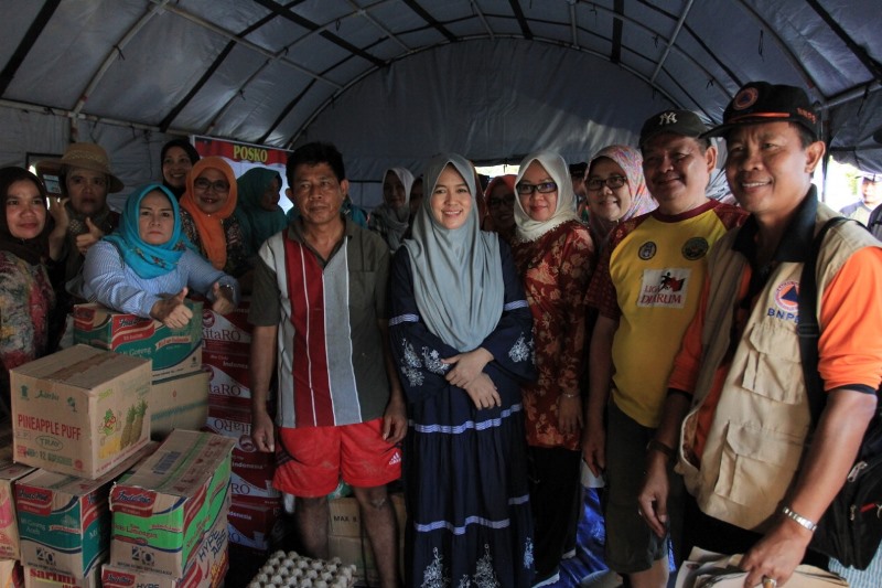 Istri Gubernur Kunjungi Korban Banjir