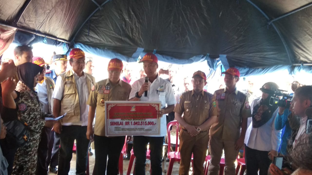 Mensos Serahkan Bantuan Rp 1.042 Miliar Bagi Korban Bencana Bengkulu