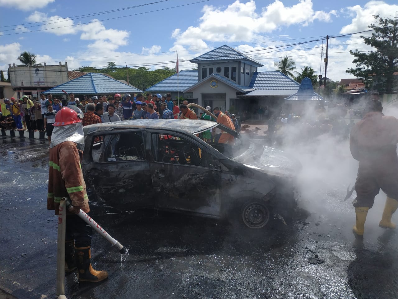 Mobil dengan Tanki Minyak Modifikasi Terbakar