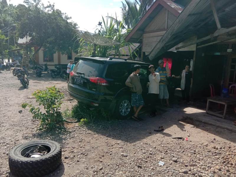 Mobnas DPRD Hantam Mobil dan Rumah