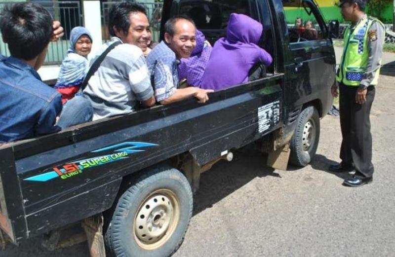 Mobil Bak Terbuka Dilarang Angkut Penumpang