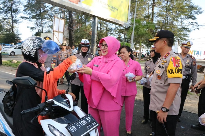 Kapolda dan Istri Bagi-bagi Takjil