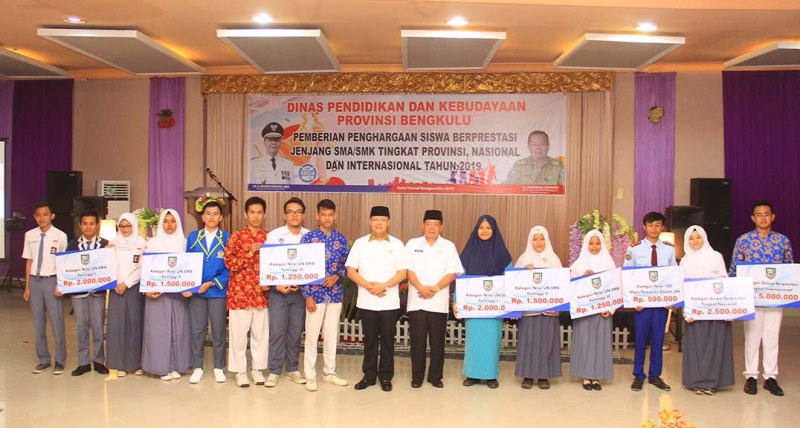 Siswa Berprestasi Terima Reward