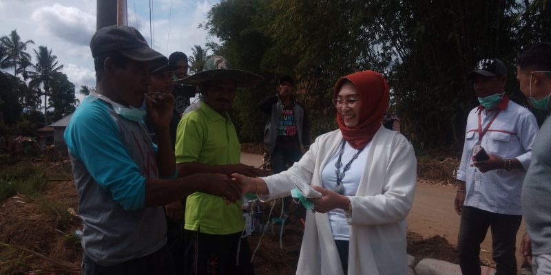 Sri Bangun Rumah Korban Banjir