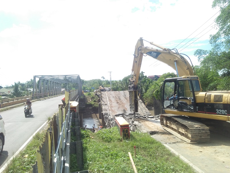 Jembatan Kembang Seri Dibongkar