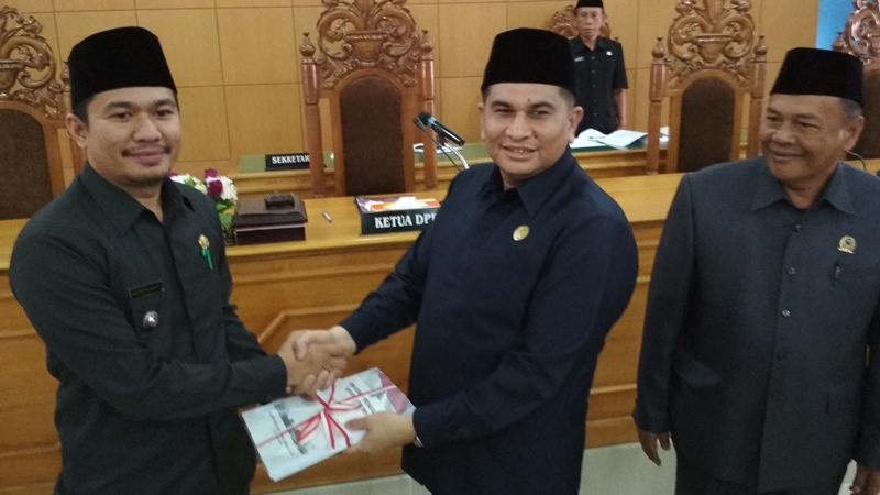 Wabup Serahkan LKPj ke Dewan