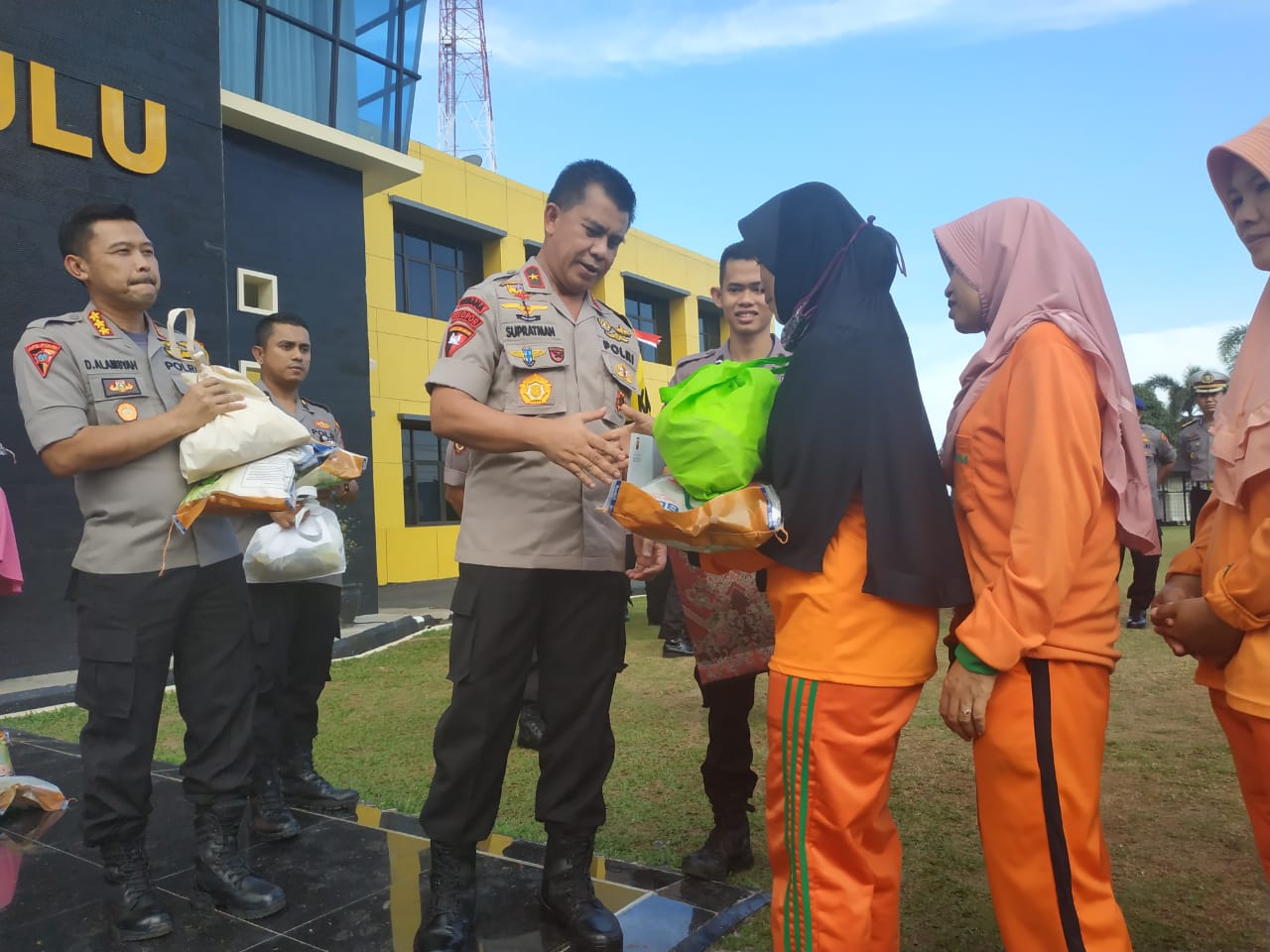 Ratusan Petugas Kebersihan Terima Paket Sembako dari Polda Bengkulu