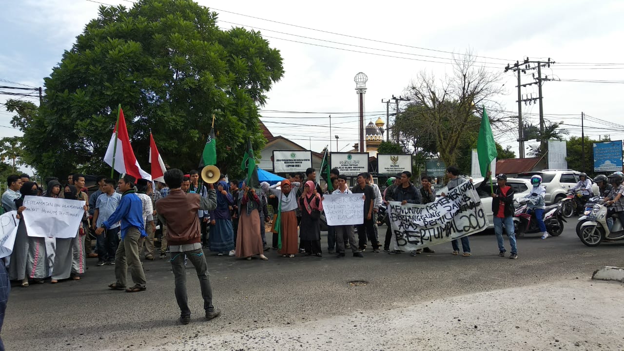 Demo HMI Bengkulu Blokir Jalan