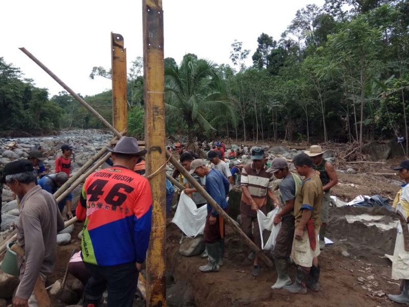 Warga Swadaya Perbaiki Jembatan