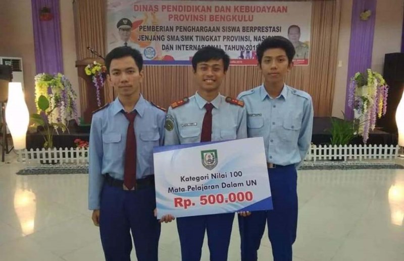 3 Siswa Nilai Sempurna Terima Penghargaan