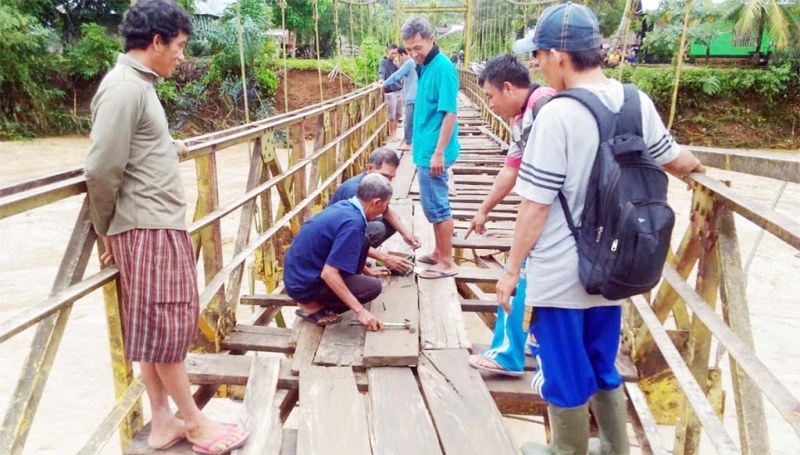 Warga Gotong – Royong Perbaiki Lantai Jembatan