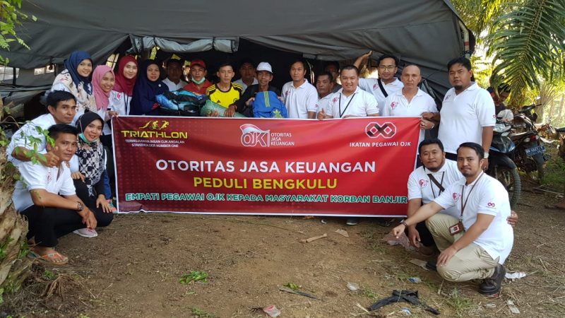 Pegawai OJK Bantu Korban Banjir