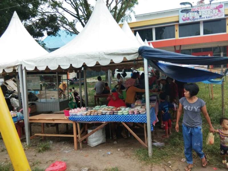 Penjual Takjil Jaga Kebersihan