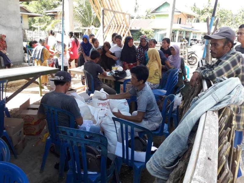 Warga Serbu Pasar Murah