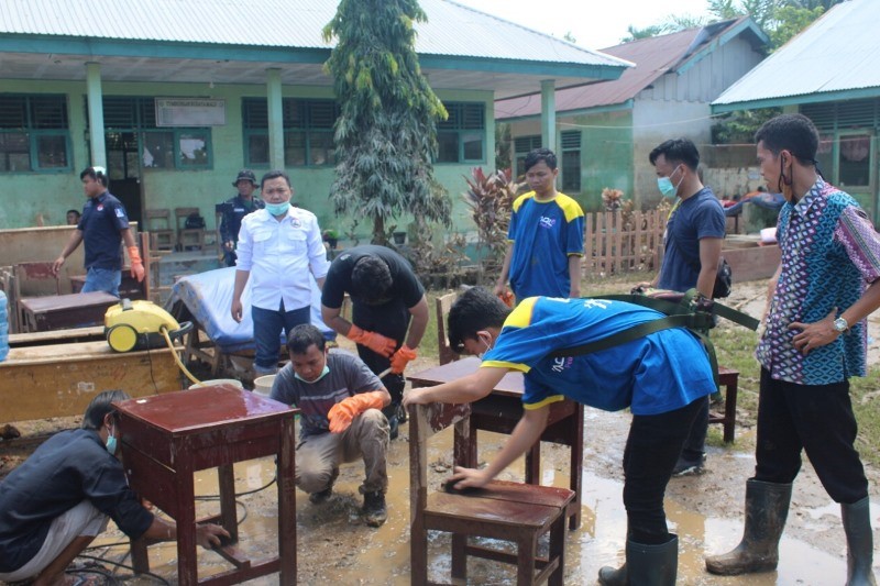 Pemulihan Pasca Banjir WMI Bersihkan Sekolah