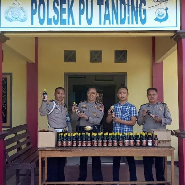 Polsek PUT Amankan 82 Botol Miras