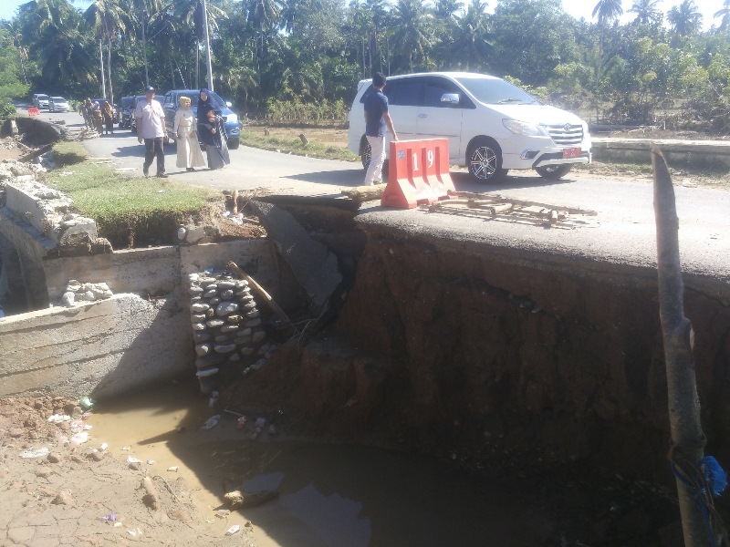 Jalan dan Jembatan Nyaris Putus