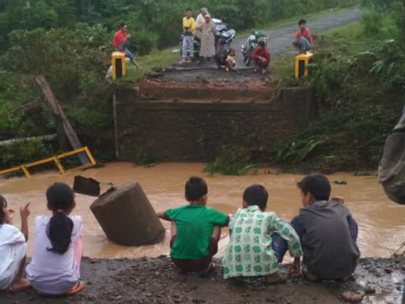 Jembatan Ambruk Diterjang Banjir