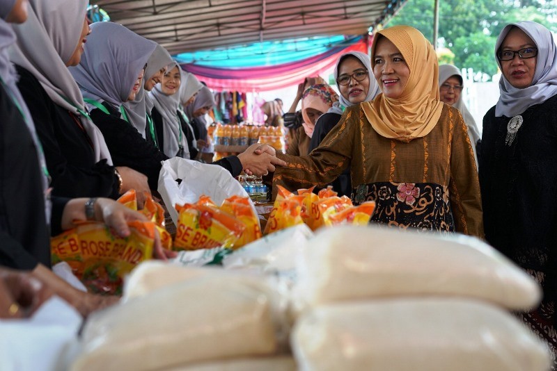 Dharma Wanita Gelar Pasar Murah