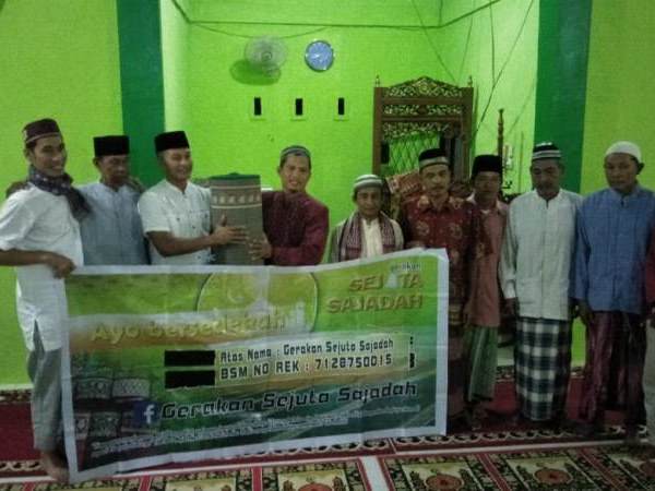 GSS Salurkan 8 Sajadah ke Masjid Al-Falah