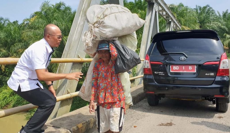 Cegat Pemulung Pulang, Bupati Beri Bantuan