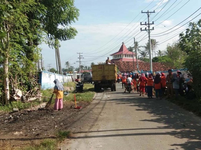 Pasukan Kuning Sapu Bersih Sampah Pasar