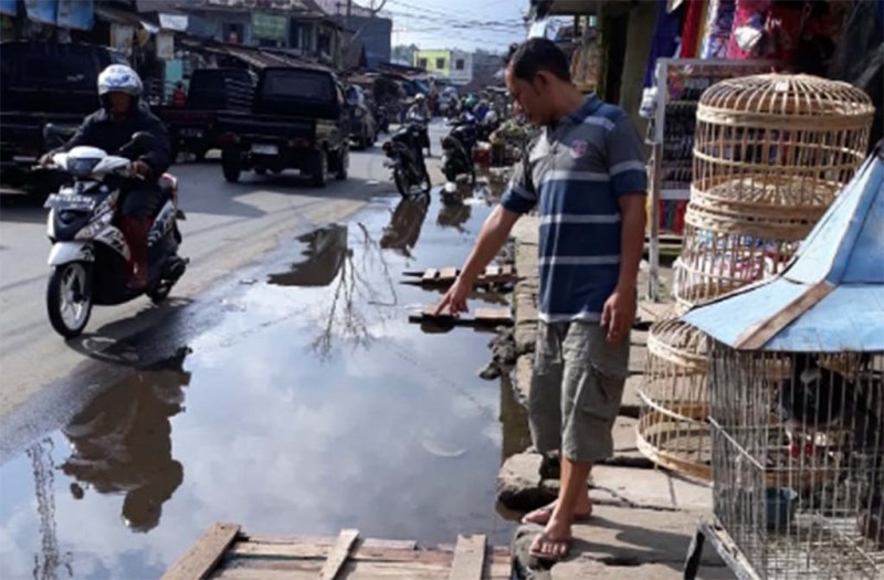 Seminggu Air Menggenangi Jalan