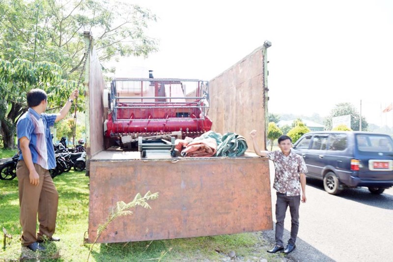 Kaur Terima Bantuan Mesin Panen Jagung